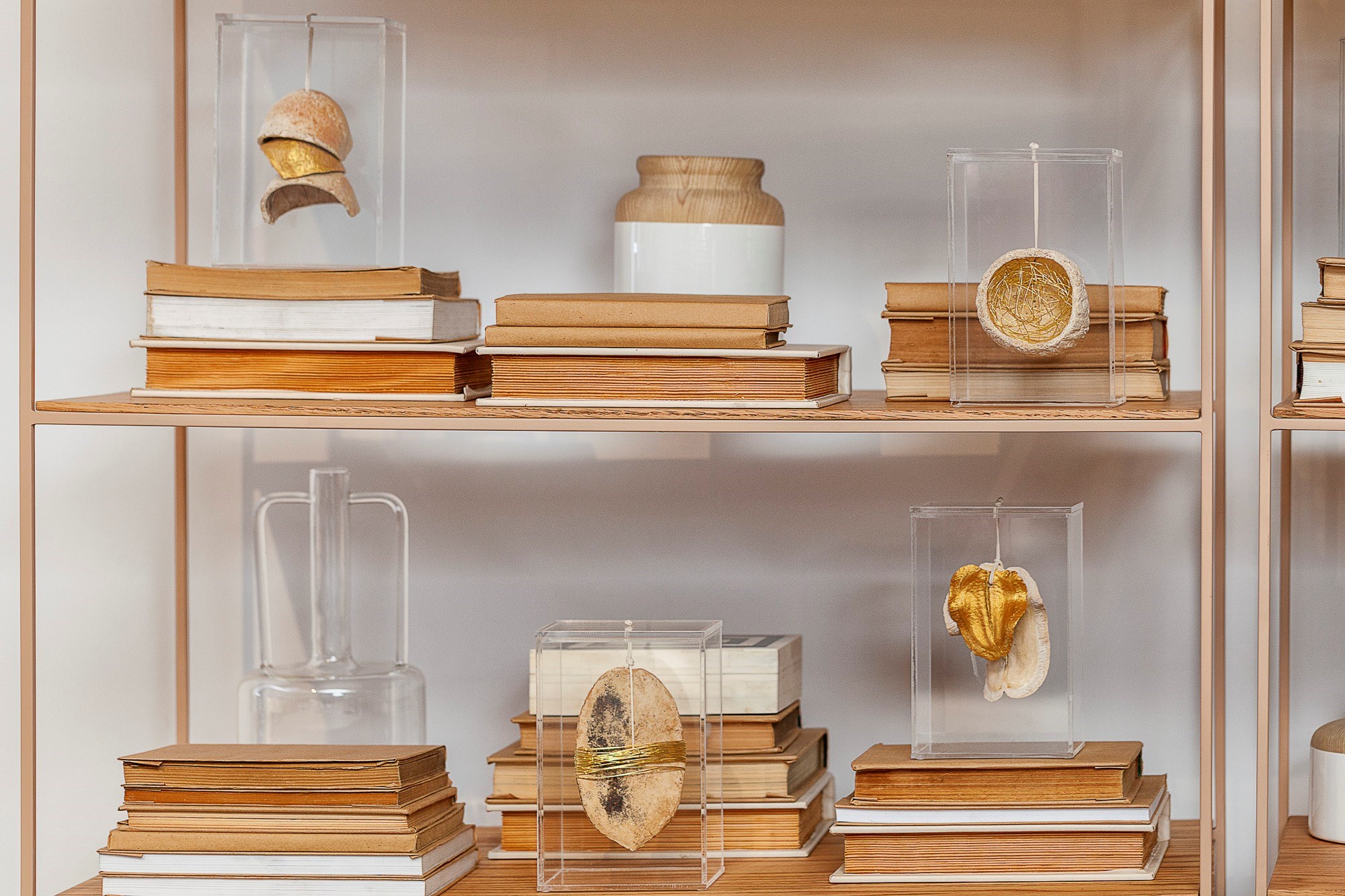 YA051CL5 -CAIXA  ACRILICA P BOCA SAPO ALVEJADO C/ DOURADO