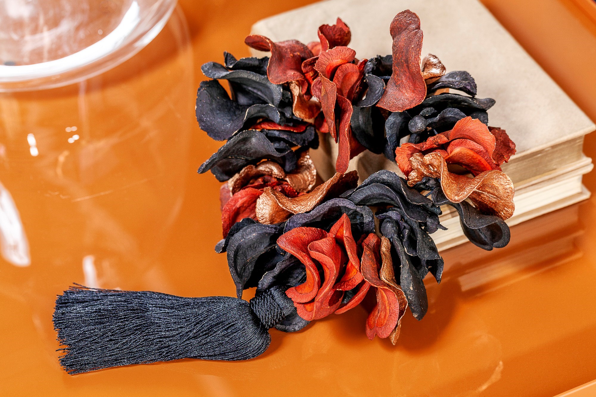 YA045CL5-  MINI COLAR BOCA SAPO PRETO/COBRE/LARANJA COM PING PRETO