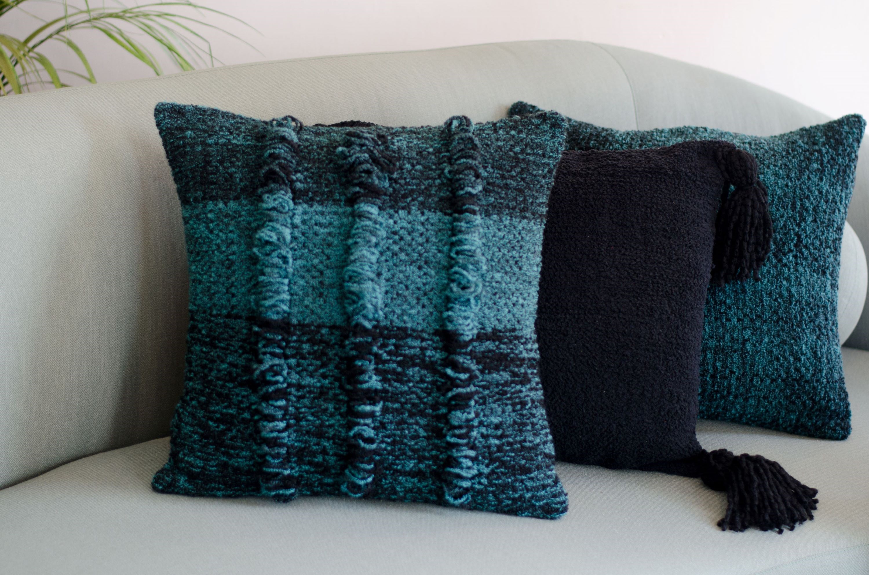 Almofada Tear Plantio Verdejante  Mescla Preto e Musgo com Argolinhas